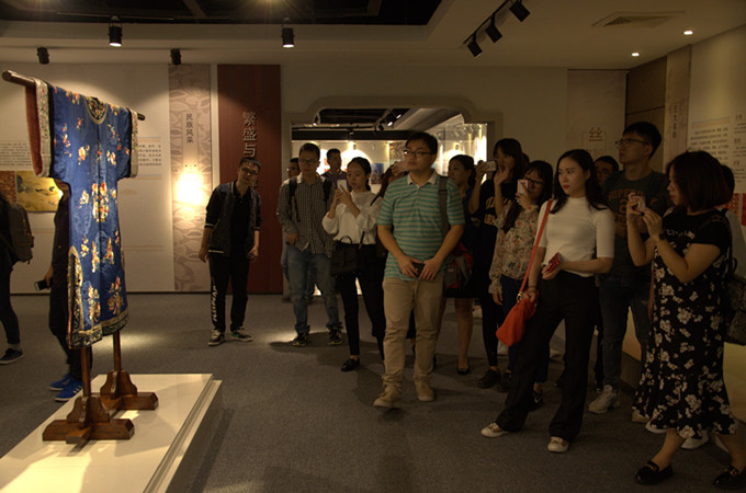 集团团委组织青年职工参观富安茧丝绸公司、海安苏豪制丝公司