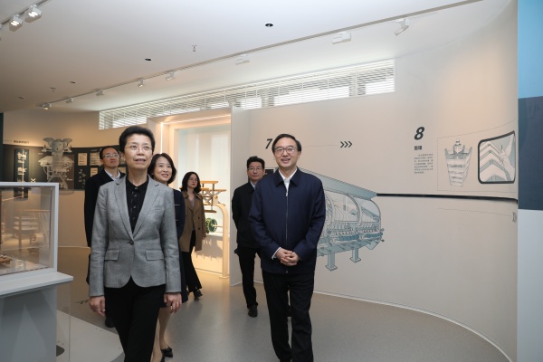 1712026052382676.jpg 参观照_副本.jpg