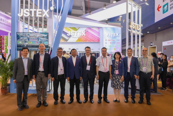 1715140035735881.jpg 直击广交 中国纺织品进出口商会会长曹甲昌、中国医药保健品进出口商会会长周惠调研苏豪广交会展位_副本.jpg